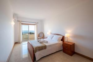 um quarto com uma cama e vista para o oceano em VR Galé Mar em Albufeira