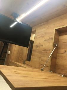 una TV a schermo piatto seduta sopra un tavolo di Capsule Hostel Top Wenceslas square a Praga