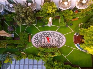 eine Draufsicht auf einen Park mit einem Mann in der Mitte in der Unterkunft Sura Design Hotel & Suites in Istanbul