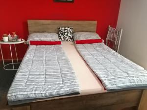 Postel nebo postele na pokoji v ubytování Apartman Red wall