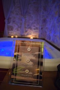 a glass plaque in front of a bath tub at Hagiati Anastasiou Hotel & Spa in Naousa