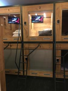 Televiisor ja/või meelelahutuskeskus majutusasutuses Capsule Hostel Top Wenceslas square