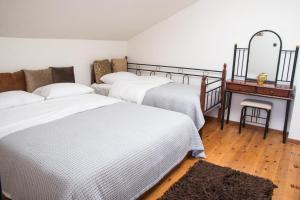 En eller flere senge i et værelse på Olympus Serenity House
