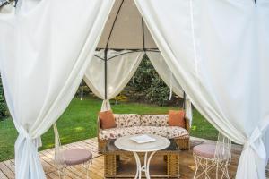 uma tenda com um sofá e uma mesa em La Gaura Guest House em Casal Palocco