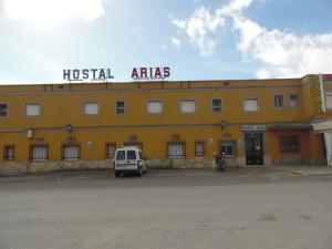 Un edificio amarillo con un cartel que dice Atlas del hospital. en Hostal Arias, en Zafra