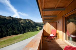 - un balcon offrant une vue sur la montagne dans l'établissement Appartementhaus Uga, à Damüls