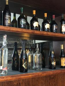 een plank gevuld met veel flessen wijn bij Hotel Saini in Stresa