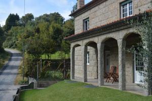 een stenen huis met een boog en een tuin bij Hope House in Esperança