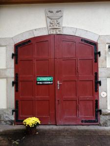 czerwone drzwi garażowe z napisem w obiekcie Haus Königstein FeWo Bielablick w mieście Königstein an der Elbe