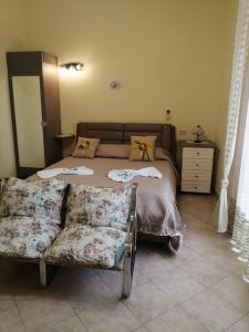 トッレ・アンヌンツィアータにあるFMR Oplonti PLINIO BEBのベッドルーム1室(ベッド1台、椅子2脚、ドレッサー付)