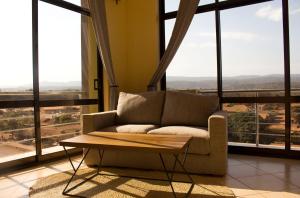 卡拉圖的住宿－Lilac Elevate Inn，带沙发和咖啡桌的客厅