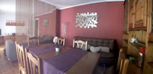 ein Esszimmer mit einem Tisch und einem Sofa in der Unterkunft IKIGAI wifi , Neflitx in Logroño