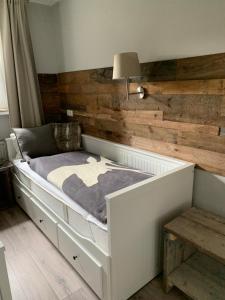 ハーネンクレー・ボックスヴィーゼにあるferienapartment hahnenklee Apart 1の木製の壁のベッドルーム1室(ベッド1台付)