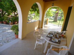 A garden outside Bungalows Niki