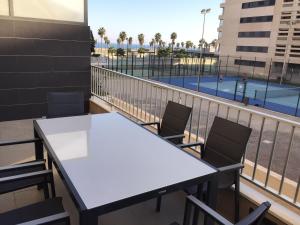 Basen w obiekcie Apartamento Lujo, Primera linea playa, Garaje, Wifi, Piscina climatizada lub w pobliżu