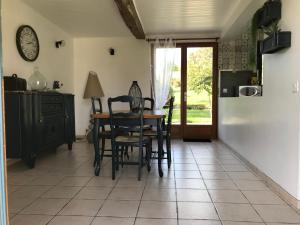 comedor con mesa, sillas y ventana en Au pré vert en Acheux-en-Vimeu