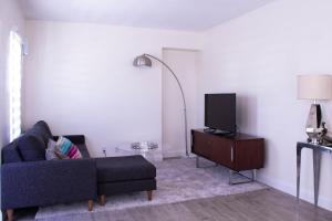 TV a/nebo společenská místnost v ubytování Cavendish Heights Suites