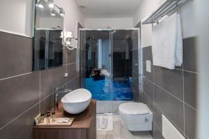 een badkamer met een toilet en een glazen douche bij Palazzo Caracciolo del Sole in Terzigno