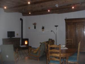 TV a/nebo společenská místnost v ubytování grange dans ancien corps de ferme