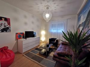 - un salon avec un canapé et un lustre dans l'établissement Casa Coqueta y confortable en Oviedo, à Oviedo
