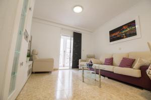 uma sala de estar com um sofá e uma mesa em Alacant Home: Santa Pola. Piso moderno a 200 metros de la playa em Santa Pola