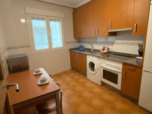 カルダス・デ・レイスにあるCarmenのキッチン(洗濯機、テーブル付)