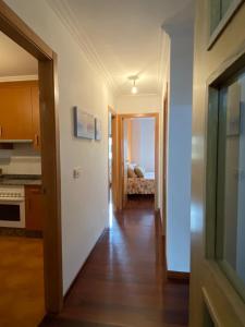 カルダス・デ・レイスにあるCarmenのキッチン、ベッドルームにつながる廊下 +8枚の写真