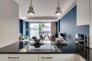 uma cozinha com uma mesa e uma sala de jantar em Nº150 Apartment with terrace em Braga