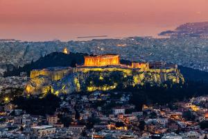 una vista de la acrópolis de Atenas por la noche en Factory en Atenas
