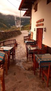 un grupo de mesas y sillas en un edificio en Healthy Stay Gocta, en Cocachimba 27 fotos más