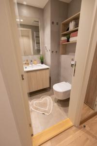 uma casa de banho com um WC e um lavatório em Belgrade Waterfront GREEN Apartment em Belgrado