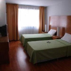 ブエノスアイレスにあるAl Porteñoのベッドが2つと窓があるホテルの部屋