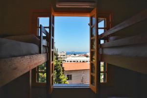 een raam in een kamer met uitzicht op de oceaan bij Hostel Maresias do Leme in Rio de Janeiro