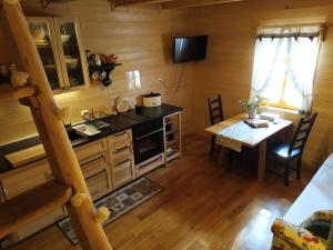 een keuken en eetkamer in een blokhut bij Vodenica Vrelo Chalets in Vrelo Koreničko