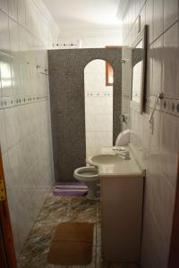 ein Badezimmer mit Waschbecken und Toilette in der Unterkunft Pousada Alemã Schwambach (+ café da manhã) in Domingos Martins