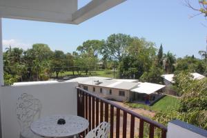 balcón con mesa y vistas a una casa en Paravista Motel, en Darwin