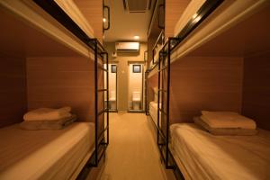 Postel nebo postele na pokoji v ubytování Hexa Hotel & Backpackers Capsules Bukit Bintang