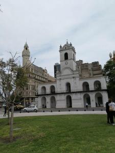 duży biały budynek z ludźmi stojącymi przed nim w obiekcie BairesTop con 2 dormitorios y estacionamiento w BuenosAires