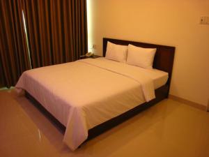 Giường trong phòng chung tại Apogee Hotel