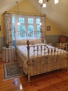 A bed or beds in a room at Water Bay Villa Bed & Breakfast