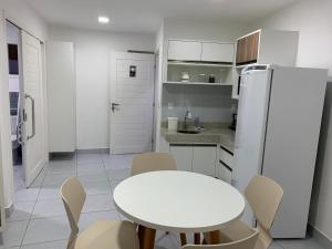 O bucătărie sau chicinetă la Apartamento moderno e totalmente acessível