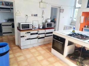 een keuken met witte kasten en een fornuis met oven bij Toad Hall Accommodation in Napier