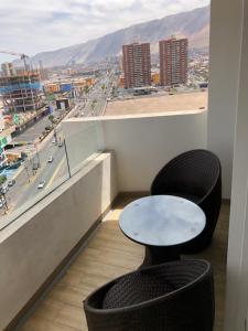 a room with two chairs and a table and a view at Depto VIP Frente al Mar, Full Equipado y una Excelente Ubicacion in Iquique
