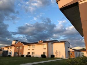 a row of houses with a cloudy sky at Inn at Portland in Portland