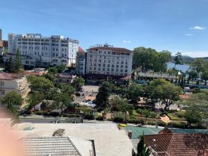 uma vista aérea de uma cidade com edifícios em Royal Dalat Hotel em Da Lat