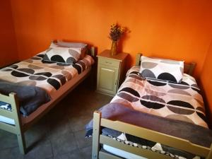 dwa łóżka siedzące obok siebie w pokoju w obiekcie Rangers Reserve w mieście Touwsrivier