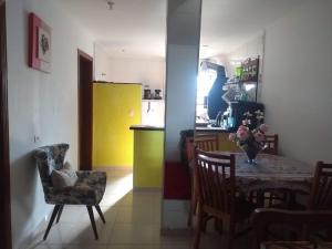 cocina y comedor con mesa y silla en Apartamento Condomínio Boiçucanga Flat N 39 - Apto 10, en Boicucanga