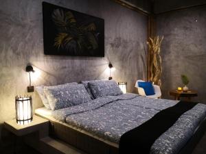 מיטה או מיטות בחדר ב-The Lazy Lodge