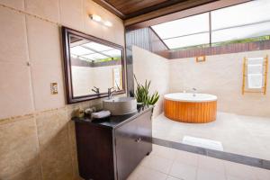 Ett badrum på Diamond Bay Resort & Spa
