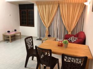 Tok TokにあるBerjaya Hills Sweet Homestayのリビングルーム(テーブル、椅子、ソファ付)